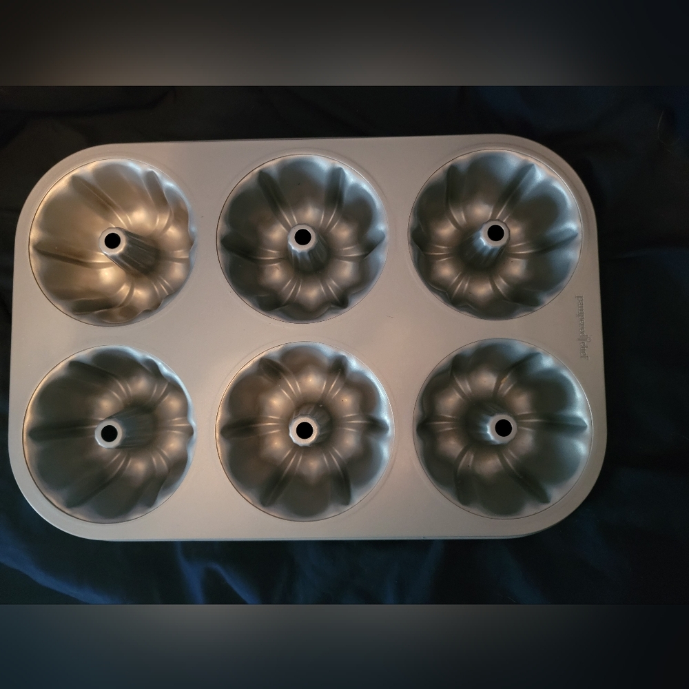 Pampered Chef Silver Six-Cavity Bundt Pan